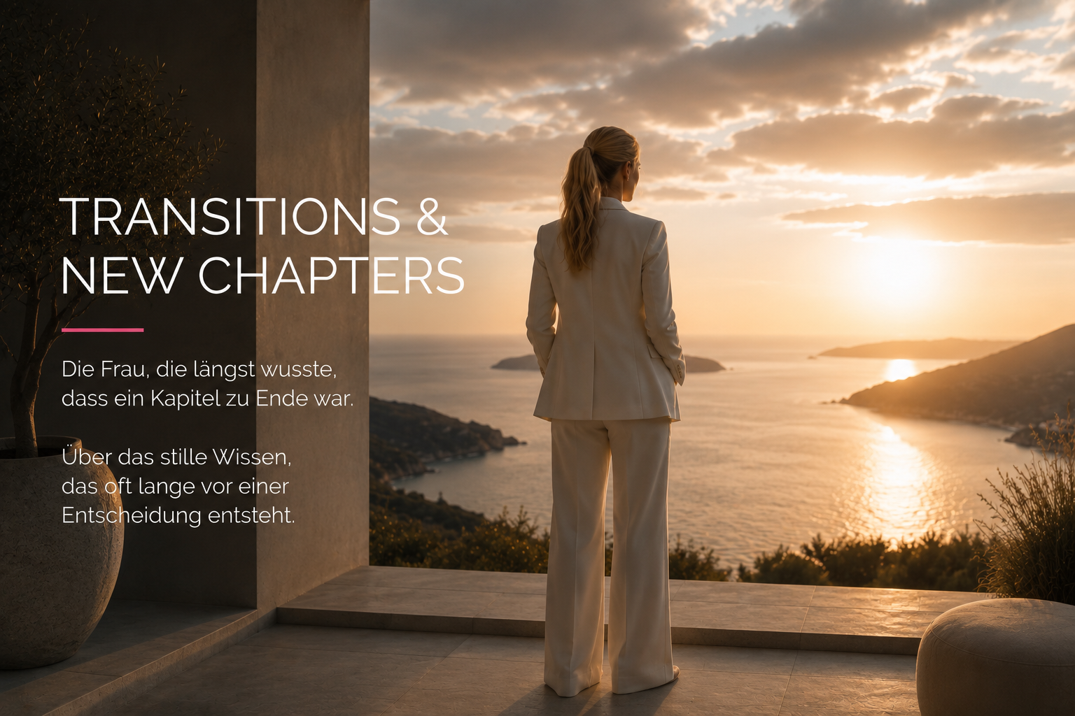 Eine Frau steht in einem eleganten weißen Hosenanzug auf einer Terrasse mit Blick auf das Meer während des Sonnenuntergangs. Das Bild symbolisiert Veränderung, persönliche Transformation, Übergänge, Neuanfang, Female Leadership, bewusste Entscheidungen, Selbstentwicklung, innere Klarheit und den Beginn eines neuen Lebenskapitels.
