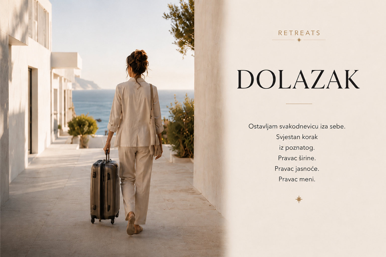 Žena sa koferom prolazi kroz svijetao mediteranski prostor prema moru. Fotografija simbolizuje dolazak, ostavljanje svakodnevice iza sebe, unutrašnji mir, svjestan novi početak i prvi korak lične transformacije tokom SHEJA Retreat iskustva.