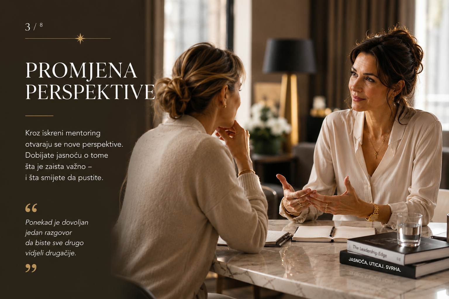 Žena vodi dubok mentorski razgovor sa klijenticom u mirnom i elegantnom prostoru. Fotografija simbolizuje žensko liderstvo, executive coaching, lični razvoj, promjenu perspektive, samovođenje, donošenje svjesnih odluka, unutrašnju jasnoću i transformaciju kroz SHEJA mentoring.