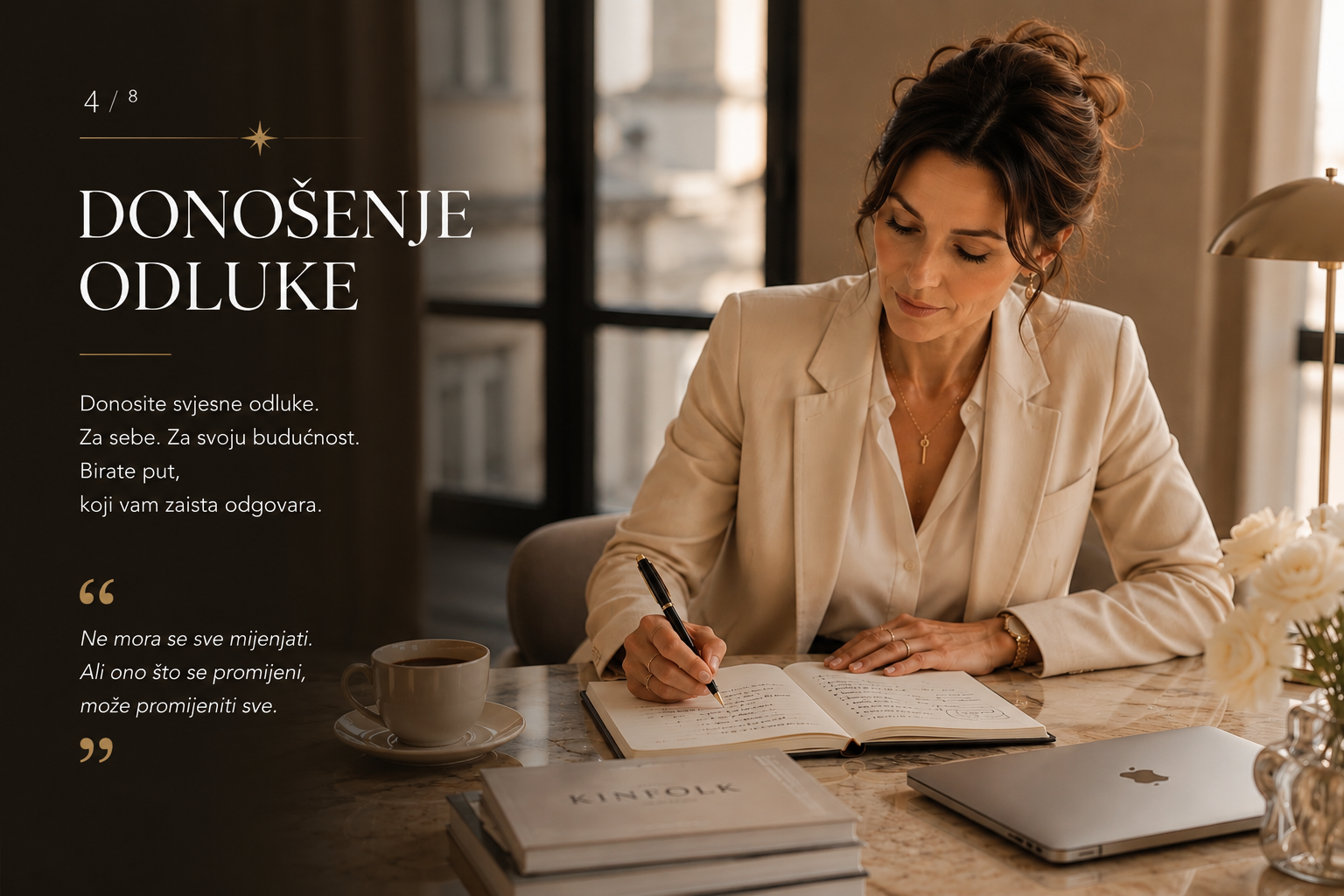 Eine elegante Frau schreibt bewusst in ein Notizbuch an einem stilvollen Schreibtisch. Das Bild symbolisiert bewusste Entscheidungen, Selbstführung, Executive Leadership, persönliche Entwicklung, Female Elegantna žena zapisuje svoje misli u bilježnicu za radnim stolom u mirnom i sofisticiranom okruženju. Fotografija simbolizuje svjesno donošenje odluka, žensko liderstvo, executive coaching, samovođenje, lični razvoj, poslovni mentoring, unutrašnju jasnoću i transformaciju kroz SHEJA mentoring.