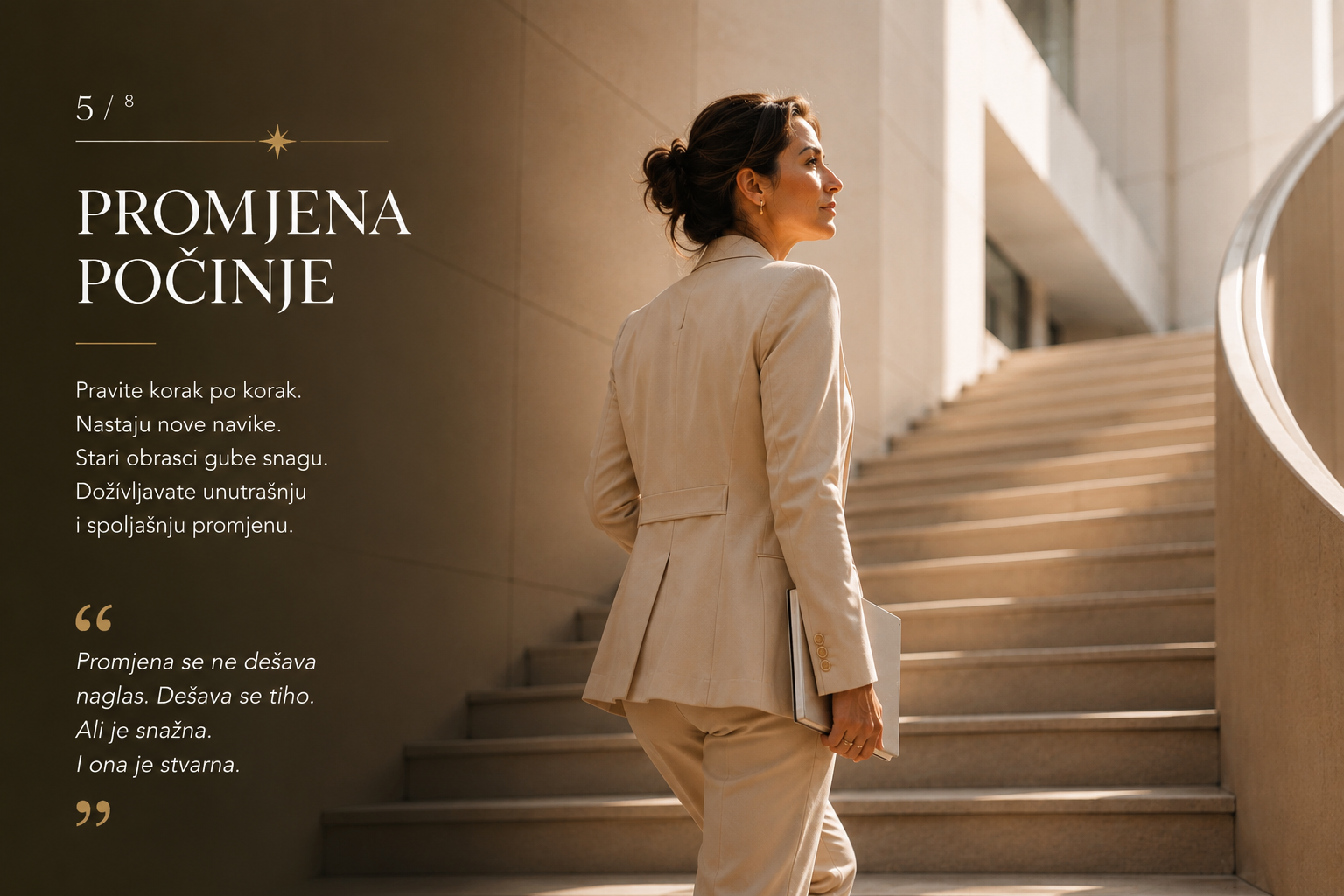 Elegantna žena odlučno se penje modernim stepenicama noseći bilježnicu. Fotografija simbolizuje ličnu transformaciju, žensko liderstvo, executive leadership, samovođenje, razvoj novih navika, profesionalni rast, poslovni mentoring, unutrašnju promjenu i SHEJA mentoring iskustvo.