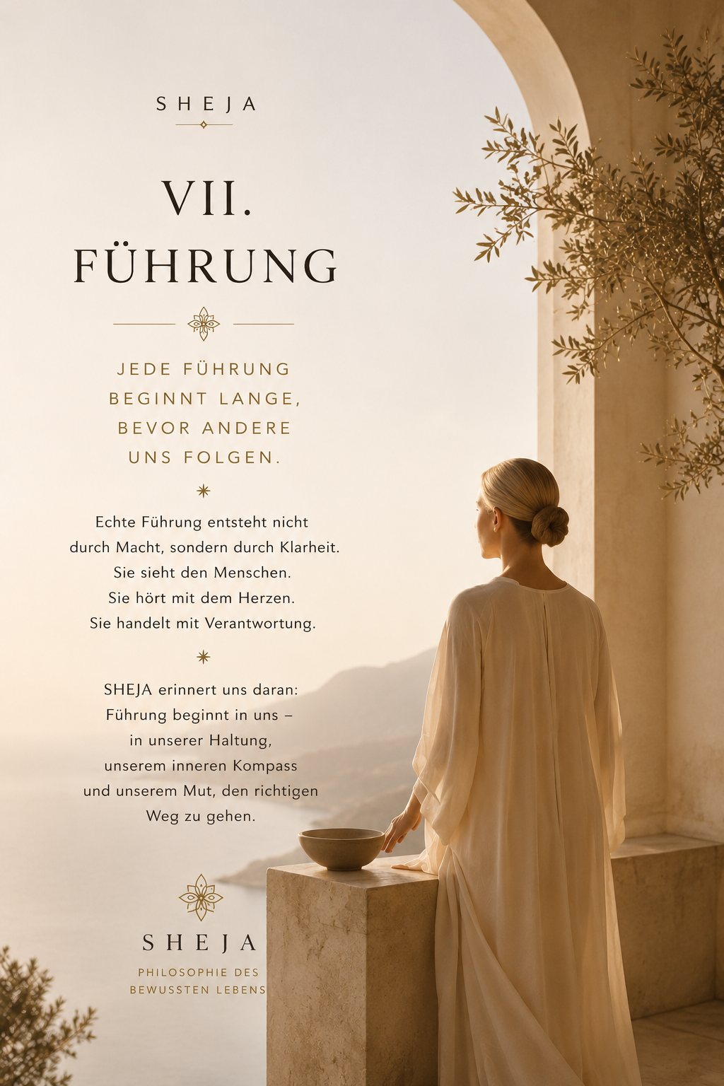 Kapitel VII der SHEJA Philosophie – Führung. Eine Frau steht ruhig in einer lichtdurchfluteten mediterranen Architektur mit Blick auf das Meer. Das Bild symbolisiert den siebten Kanon von SHEJA – Führung durch innere Klarheit, Selbstführung, Integrität, Verantwortung, Human Leadership und bewusstes Handeln.