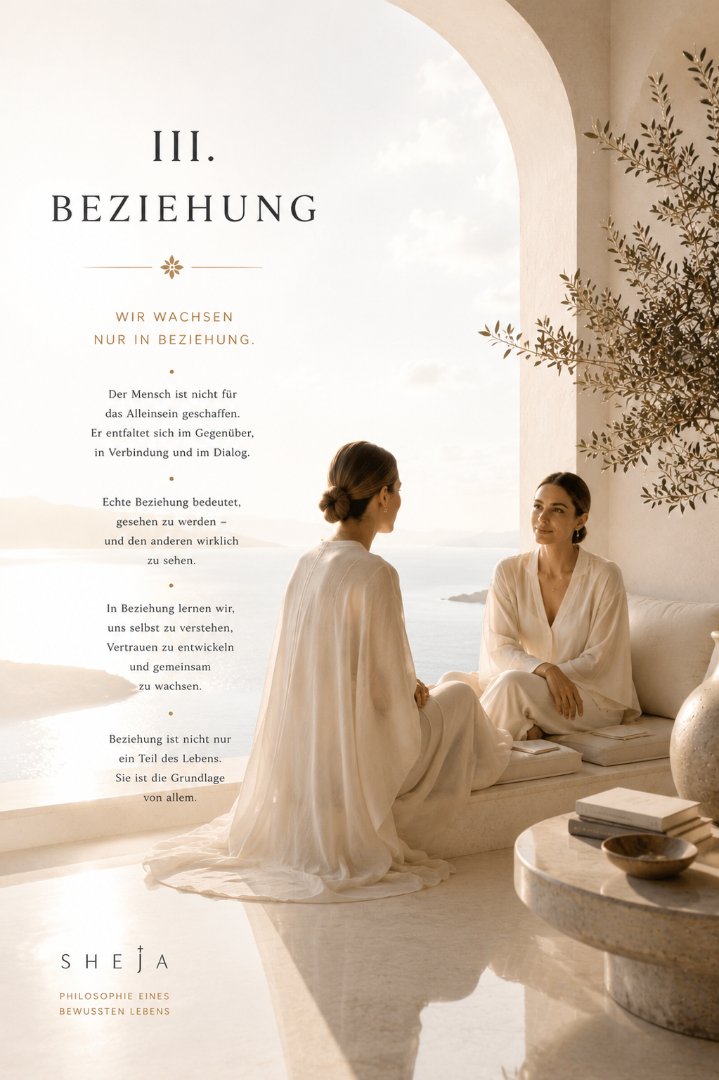 Kapitel III der SHEJA Philosophie – Beziehung. Zwei Frauen begegnen sich in einem lichtdurchfluteten Raum mit Blick auf das Meer und führen ein achtsames Gespräch. Das Bild symbolisiert den dritten Kanon von SHEJA – Beziehung, Vertrauen, menschliche Verbindung, Empathie, persönliche Entwicklung, Human Leadership und gemeinsames Wachstum.