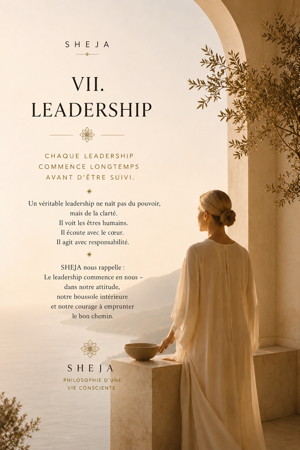 Une femme se tient dans un espace méditerranéen baigné de lumière face à la mer. Cette image symbolise le septième Canon de SHEJA : un leadership fondé sur la clarté intérieure, le leadership de soi, l'intégrité, la responsabilité, le leadership humaniste et l'action consciente.